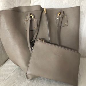 Like New Chloe Vick leather tote with pouch